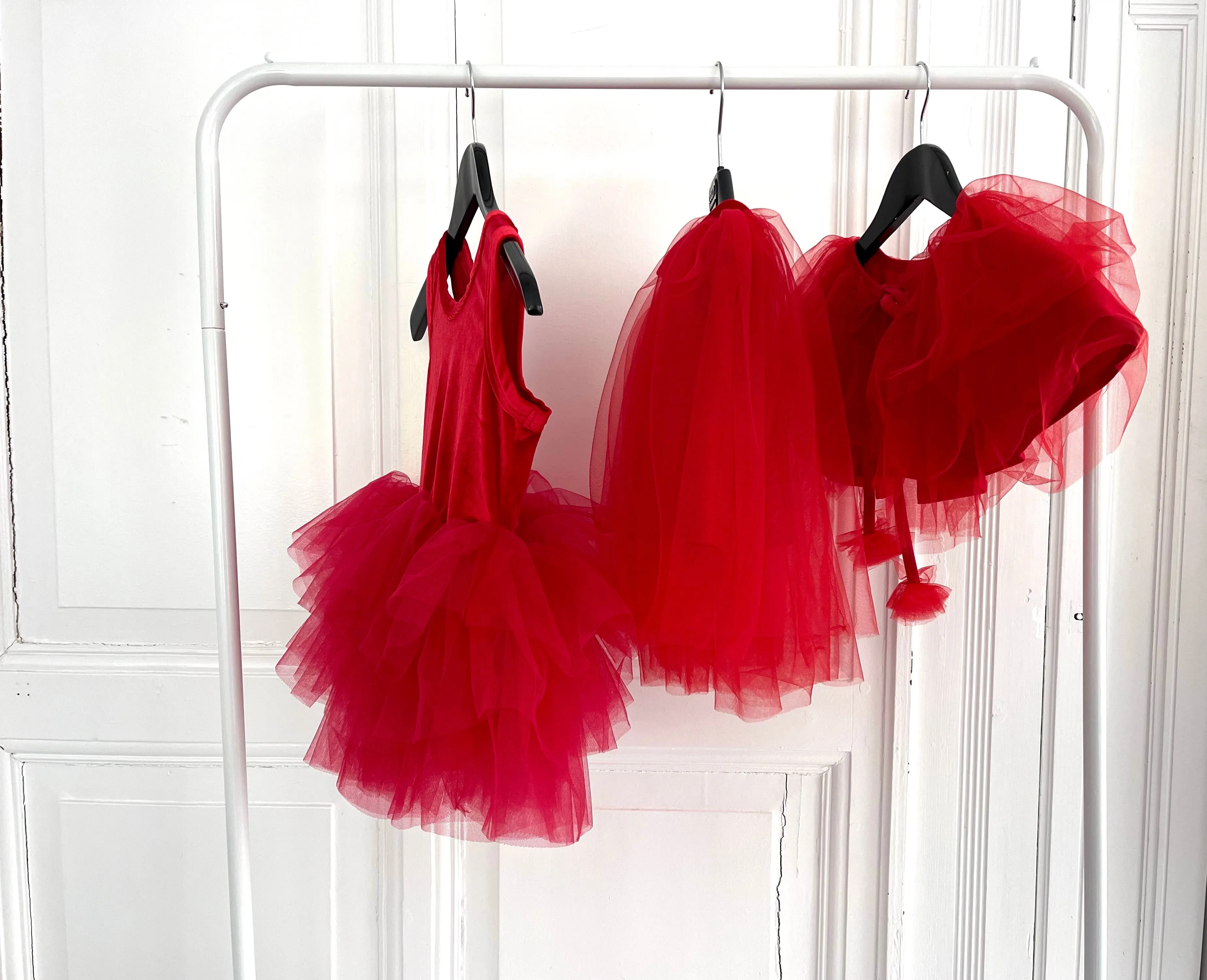 DOLLY TULLE CAPE  red